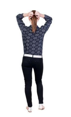 arkadan görünüşü kot duran genç güzel sarışın kadın.