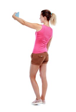 arkadan görünüşü bir mobil pho kullanan duran genç güzel kadın