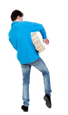 Bir adam ağır bir yığın kitap taşır.