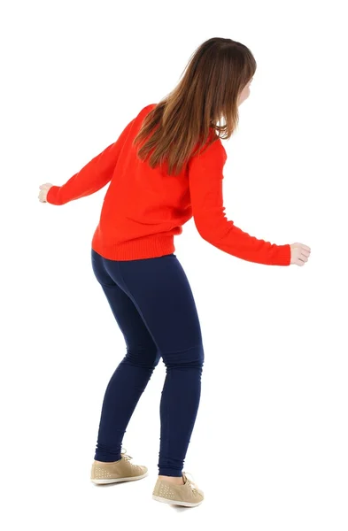 Bakifrån stående ung vacker kvinna i jeans — Stockfoto
