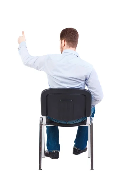 Vista posterior de hombre de negocios joven sentado en la silla y los pulgares para arriba. — Foto de Stock