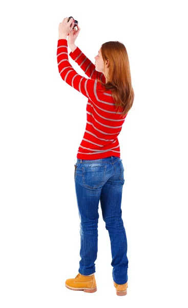 Вид ззаду стоячи молода красива жінка і використовуючи мобільний — стокове фото
