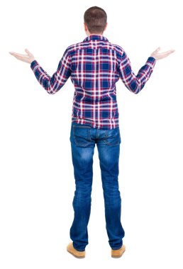 arkadan görünüşü kızgın genç adam kot ve kareli gömlek