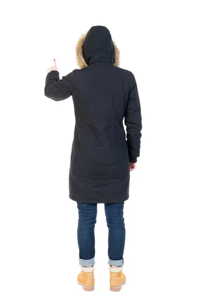 Rückansicht des zeigen junger Frauen in parka. — Stockfoto