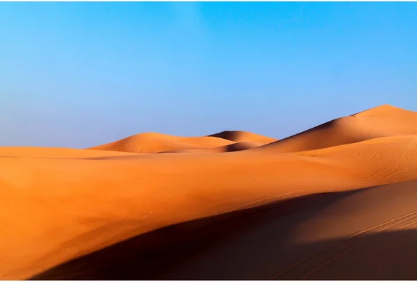 푸른 하늘에 아라비아 사막 모래 언덕 배경 — 스톡 사진
