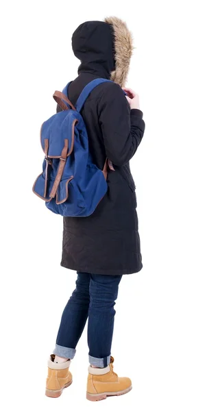 Rückansicht-Frau im Winterjacke mit einem Rucksack nachschlagen — Stockfoto