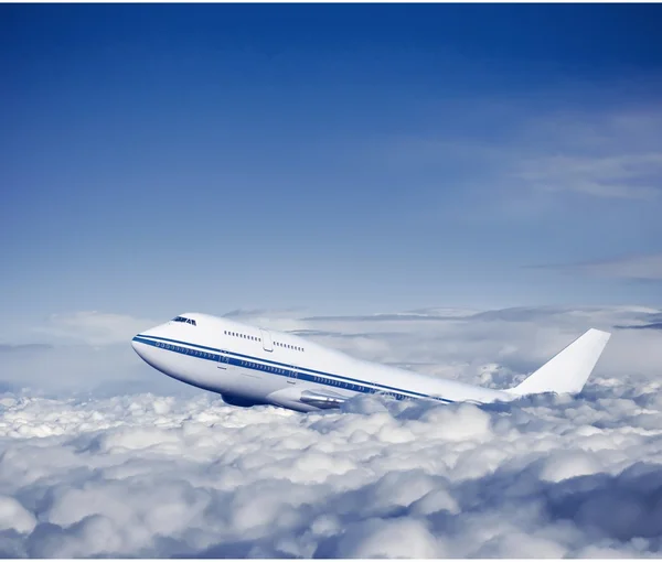 雲の中の乗客の飛行機. — ストック写真