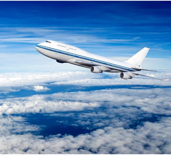 Bulutlar yolcu uçak. — Stok fotoğraf