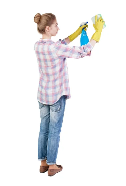 Vista posterior de un ama de casa en guantes con esponja y detergente. — Foto de Stock