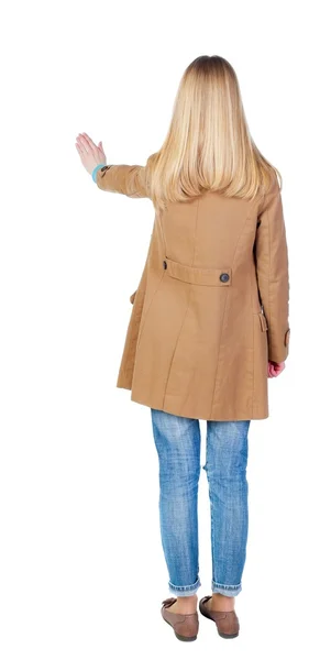 Achteraanzicht van vrouw in bruine mantel. — Stockfoto