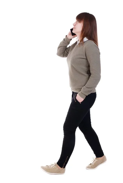Vista lateral de uma mulher andando com o celular. — Fotografia de Stock