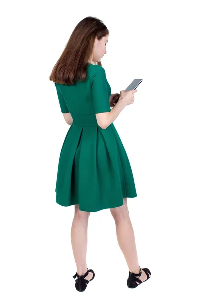 Vista de pé linda jovem usando um telefone móvel traseira — Fotografia de Stock