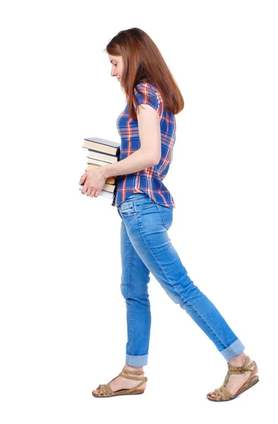 Mädchen kommt mit Stapel Bücher. — Stockfoto
