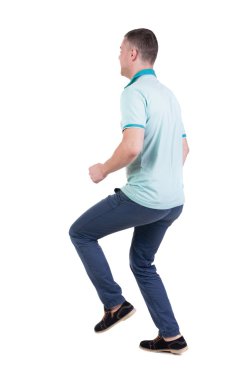 Arkadan görünüş adam mavi polo içinde çalışan.