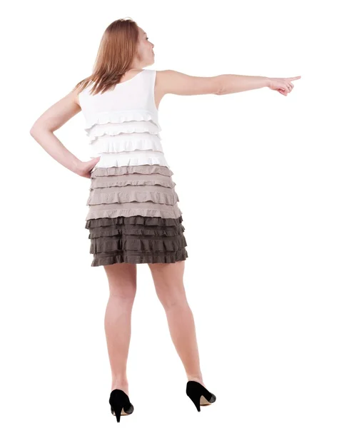 Vista de uma jovem mulher loira apontando para trás — Fotografia de Stock