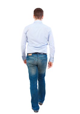 Arkadan görünüşü yürüyen işadamı.