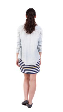 arkadan görünüşü yürüyen kadın.