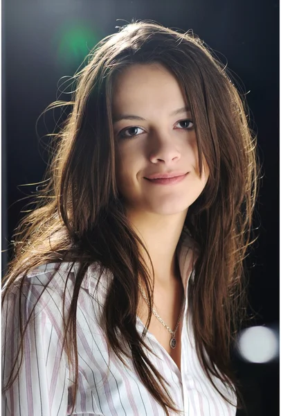 Sonriente mujer de luz de fondo. — Foto de Stock