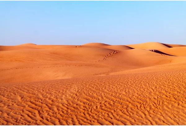 Arabische Wüste-Düne-Hintergrund am blauen Himmel — Stockfoto