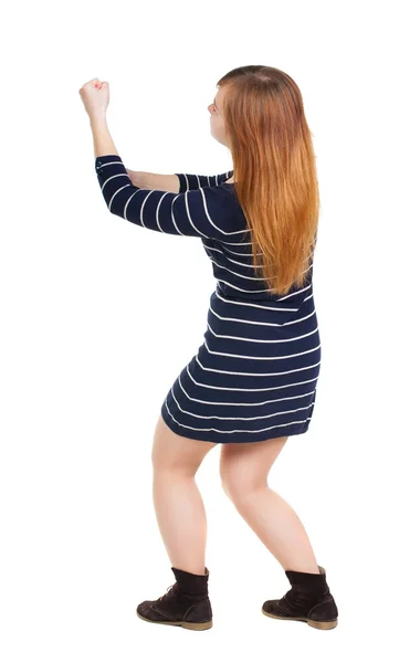 Vista posterior de la mujer de pie tirando de una cuerda desde la parte superior o se aferran —  Fotos de Stock