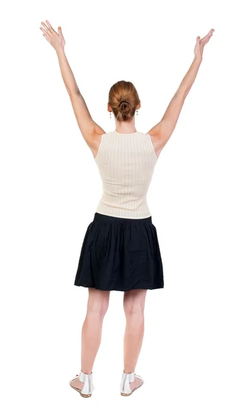 Vista posterior de hermosa mujer en jeans mirando a la pared y tiene — Foto de Stock