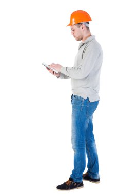 tablet bilgisayar TH ile koruyucu bir kask içinde genç bir mühendis