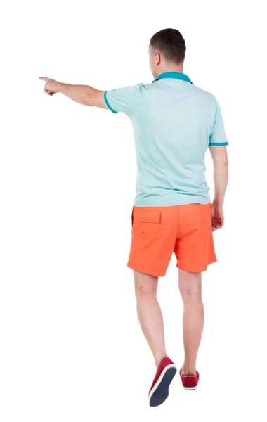 Bakifrån gå stilig man i shorts. Walking ung kille — Stockfoto