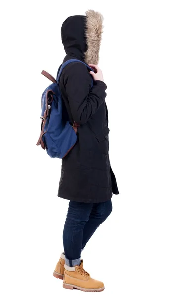 Назад жінка в зимовій куртці з рюкзаком — стокове фото
