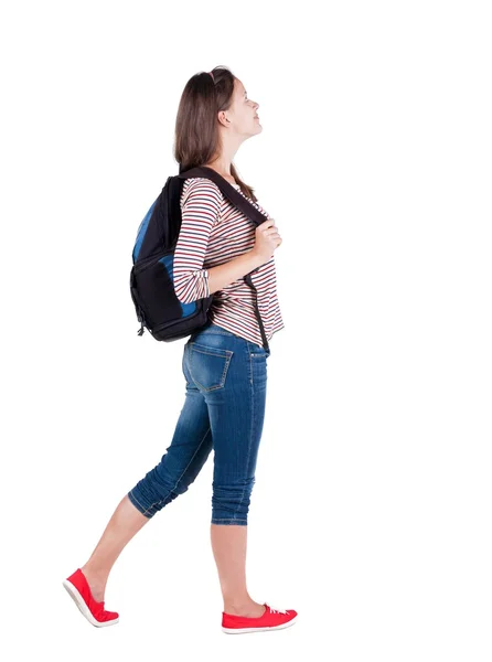 Achteraanzicht van staande jonge mooie brunette vrouw met backp — Stockfoto