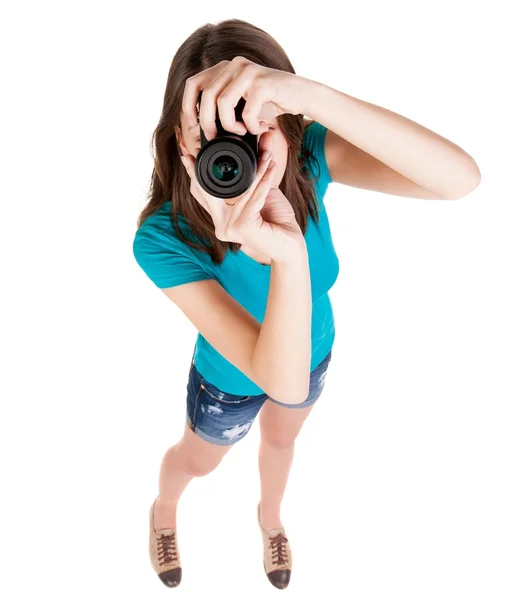 Jonge vrouw in korte broek gefotografeerd iets compact camera. — Stockfoto