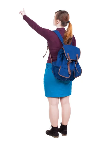 Bakifrån av pekar kvinna med ryggsäck tittar upp. — Stockfoto