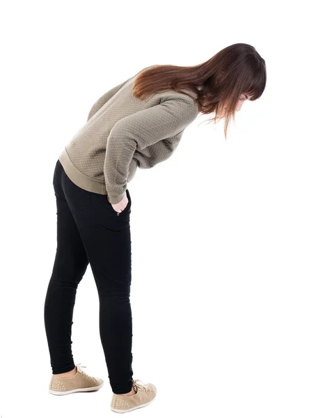 Vista posterior de jóvenes de pie mira mujer hermosa en jeans —  Fotos de Stock
