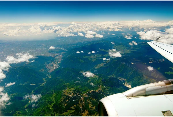 Mountains under the wing of the aircraft — Stock Photo, Image