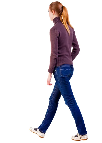 Bakifrån av vandrande kvinna i tröja — Stockfoto