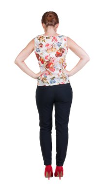 arkadan görünüşü duran genç güzel kızıl saçlı kadın.