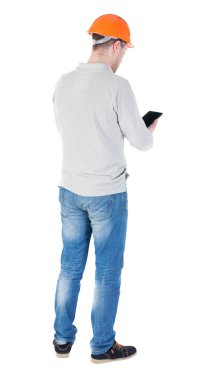 tablet bilgisayar TH ile koruyucu bir kask içinde genç bir mühendis