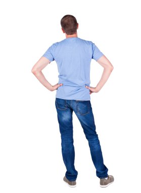 arkadan görünüşü t-shirt ve kot görünümlü genç adam.