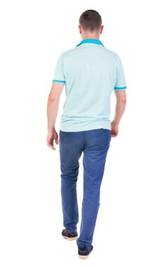 Arkadan görünüş-yakışıklı erkek kot pantolon ve gömlek gitme.