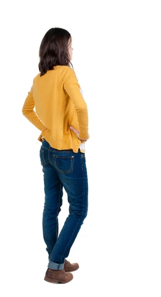 Οπίσθια όψη της νεαρή όμορφη μελαχρινή γυναίκα στέκεται με κίτρινο χρώμα — Φωτογραφία Αρχείου