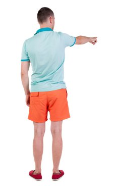 Arkadan görünüş-genç erkek t-shirt ve şort işaret.