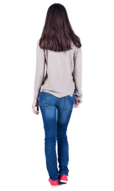 arkadan görünüşü duran genç güzel esmer kadın.