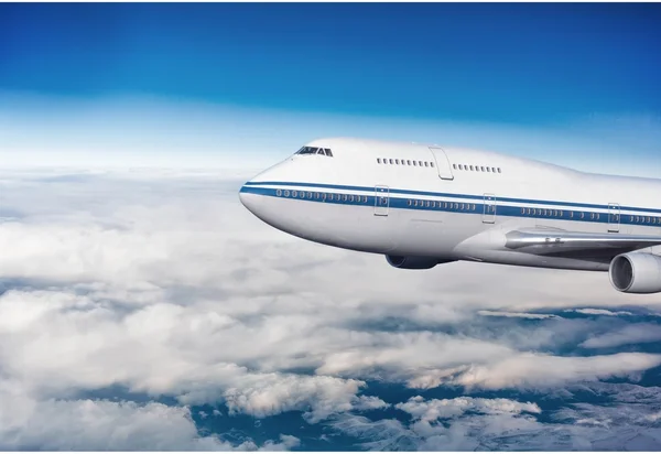 Passagierflugzeug in den Wolken. — Stockfoto