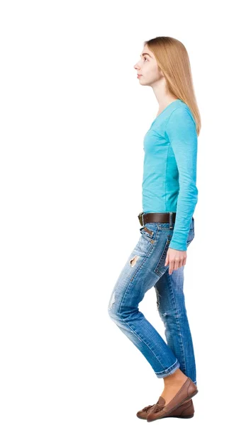 Sidovy av vandrande kvinna i jeans — Stockfoto