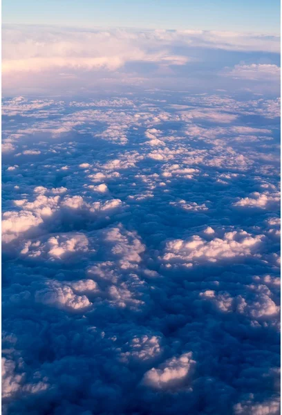 Moln. ljusa morgonen gryningen i himlen — Stockfoto