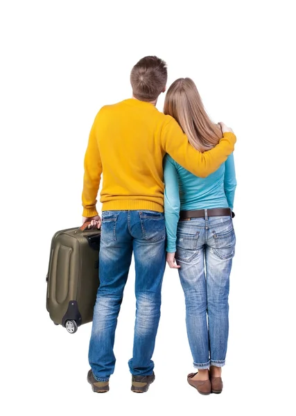 Молодая пара, путешествующая с suitcas — стоковое фото