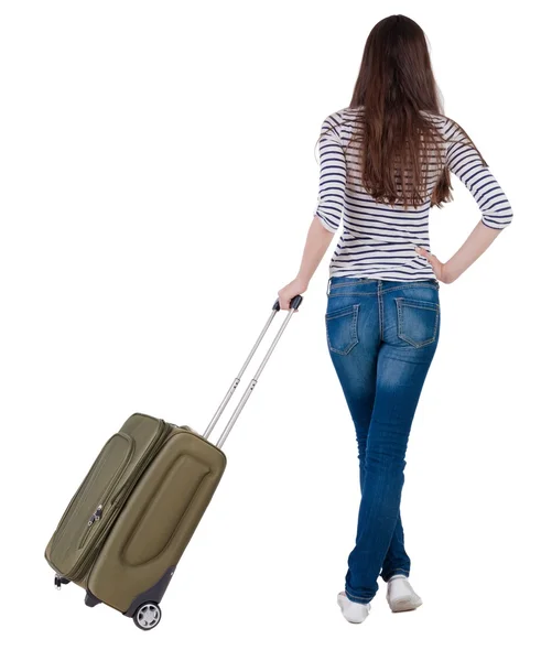 コンピューターの背面のスーツケースとスタイリッシュな服を着たブルネットの女性の lo — ストック写真