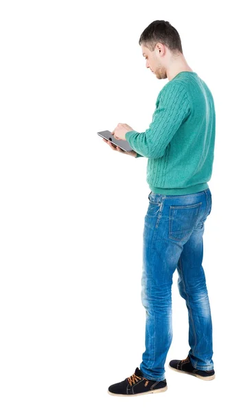 Arkadan görünüş tablet bilgisayar el ile genç adam ayakta — Stok fotoğraf