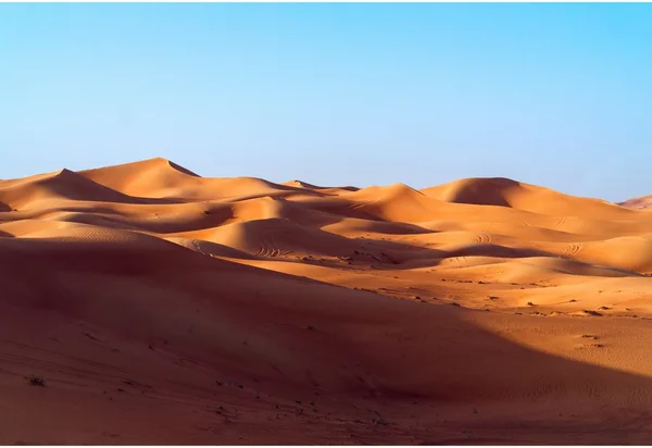 Deserto duna sfondo su blu cielo Foto Stock