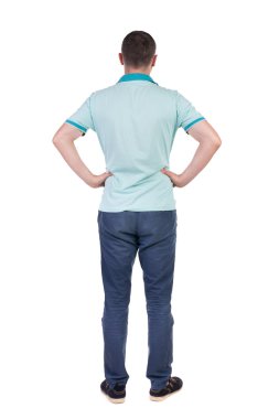 arkadan görünüşü ararken t-shirt yakışıklı adam.