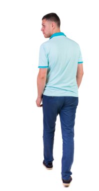 Arkadan görünüş-yakışıklı erkek kot pantolon ve gömlek gitme.